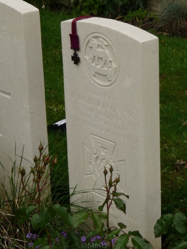 14 Headstone of Capt Robertson VC with the original posthumous Victoria Cross